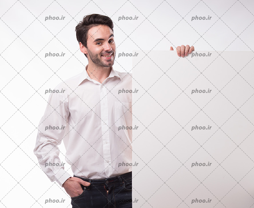 عکس با کیفیت کاراکتر مرد با پیراهن سفید و شلوار مشکی و لبخند بر لب و گرفتن کاغذ بزرگ در دست و دست دیگر در جیب شلوار