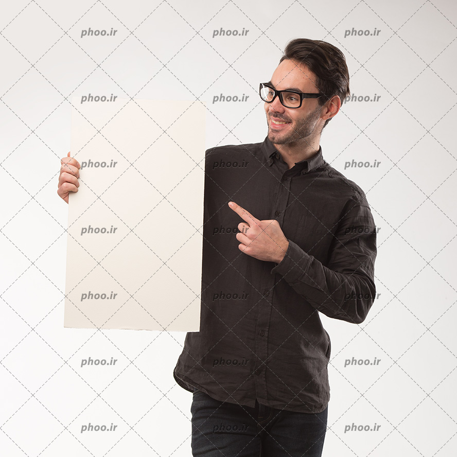 عکس با کیفیت مرد عینکی با پیراهن مشکی و در حال اشاره به کاغذ سفید با انگشت خود
