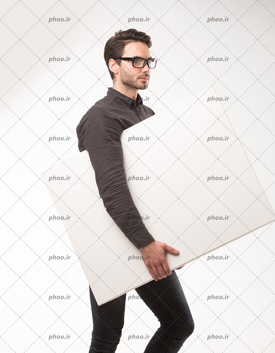 عکس با کیفیت مرد با پیراهن و شلوار مشکی در حال حمل کردن مقوای سفید