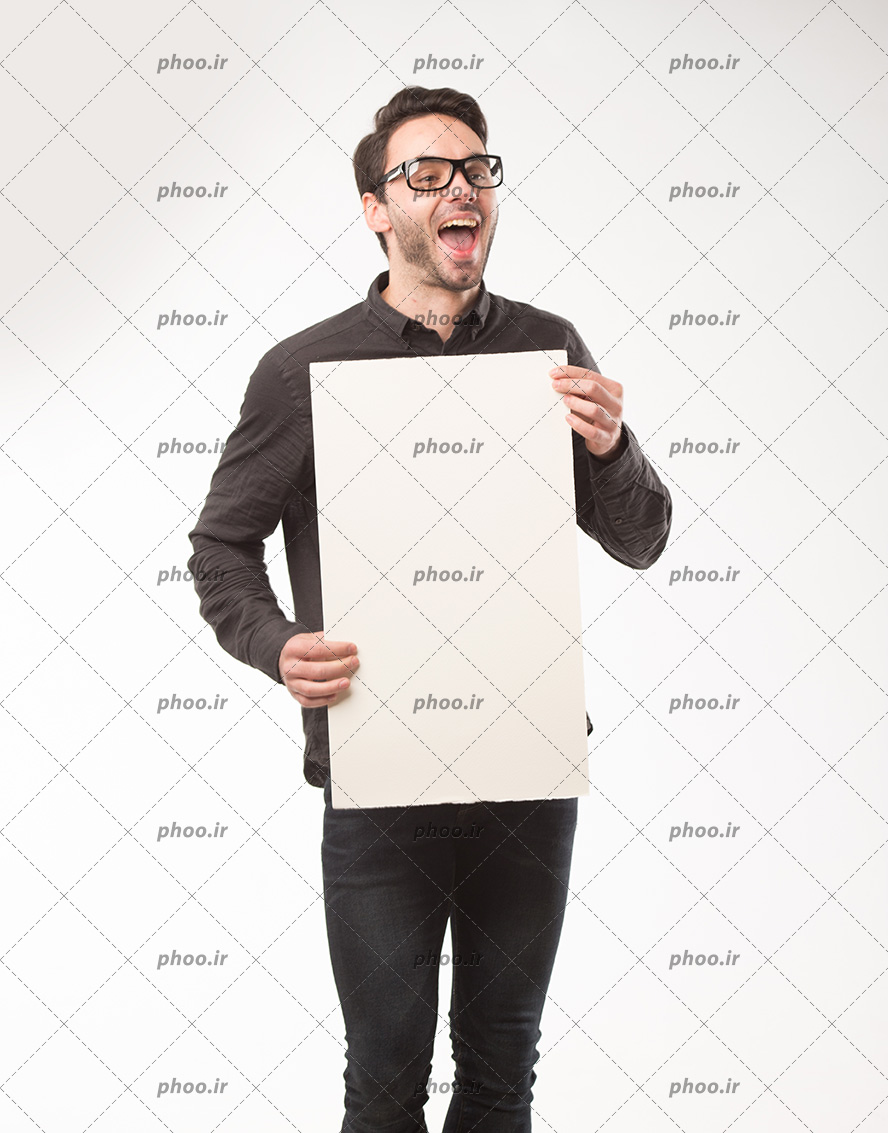 عکس با کیفیت مرد در حال خندیدن و مقوا سفید در دستش