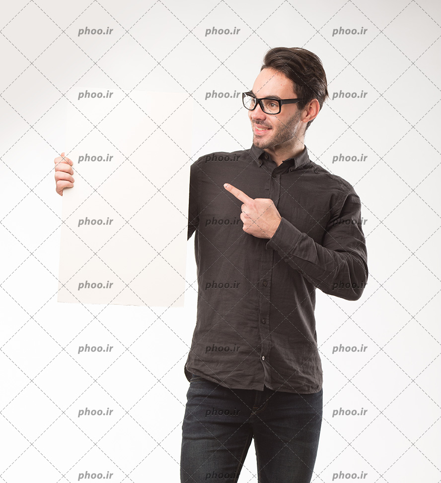 عکس با کیفیت مرد با پیراهن مشکی و شلوار مشکی همراه با عینک مشکی و کاغذ سفید در دست در حال اشاره با انگشت به کاغذش