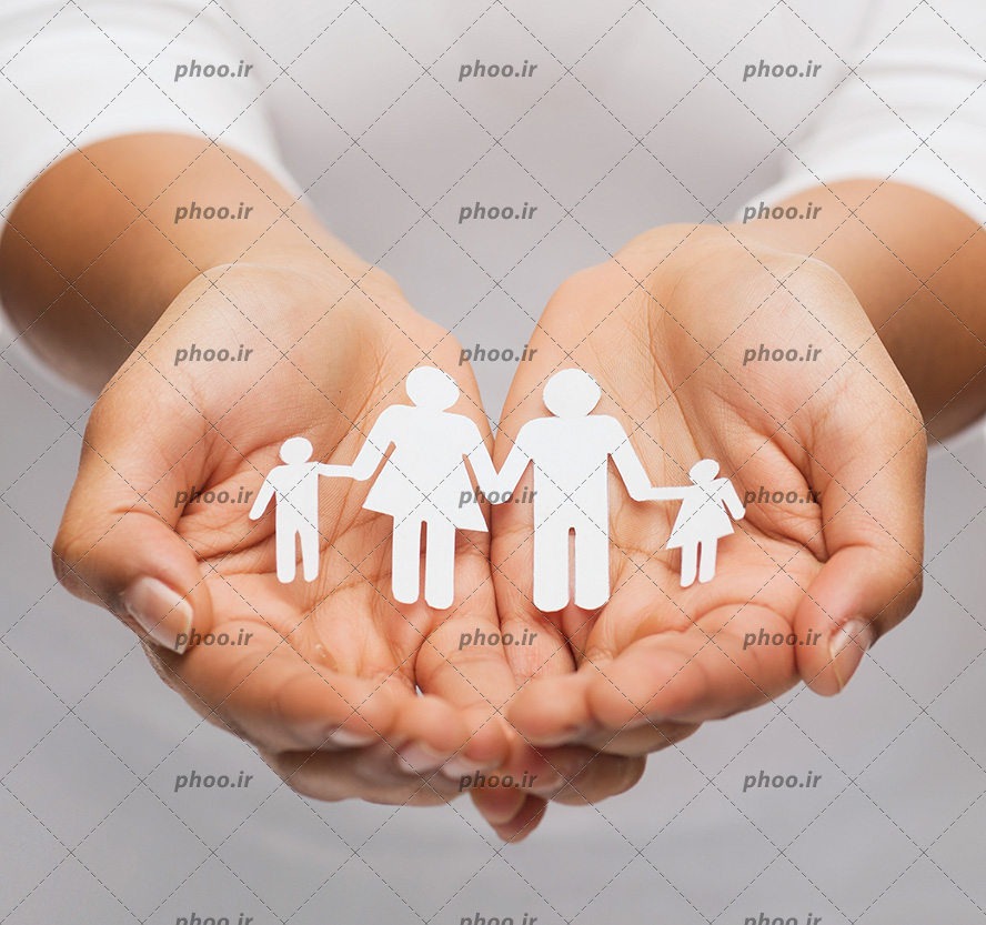عکس با کیفیت خانواده ی کاغذی چهار نفره به رنگ سفید در دستان زن