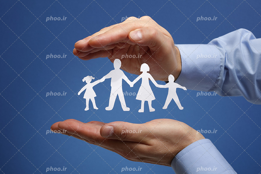 عکس با کیفیت خانواده ی کاغذی به رنگ سفید در دست مرد و پس زمینه به رنگ آبی