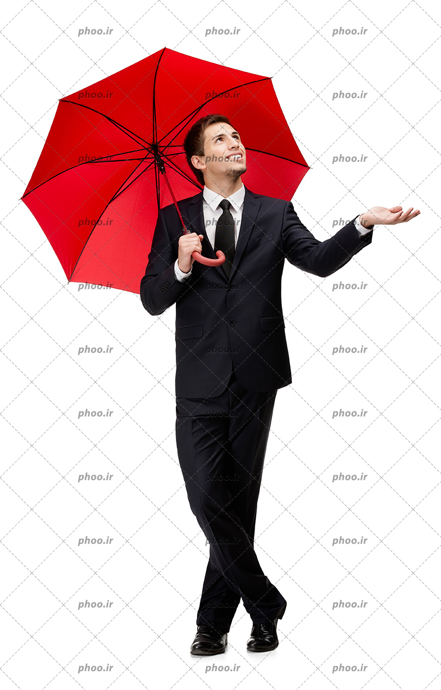 عکس با کیفیت مرد با کت و شلوار شیک چتر قرمز به دست در پس زمینه سفید