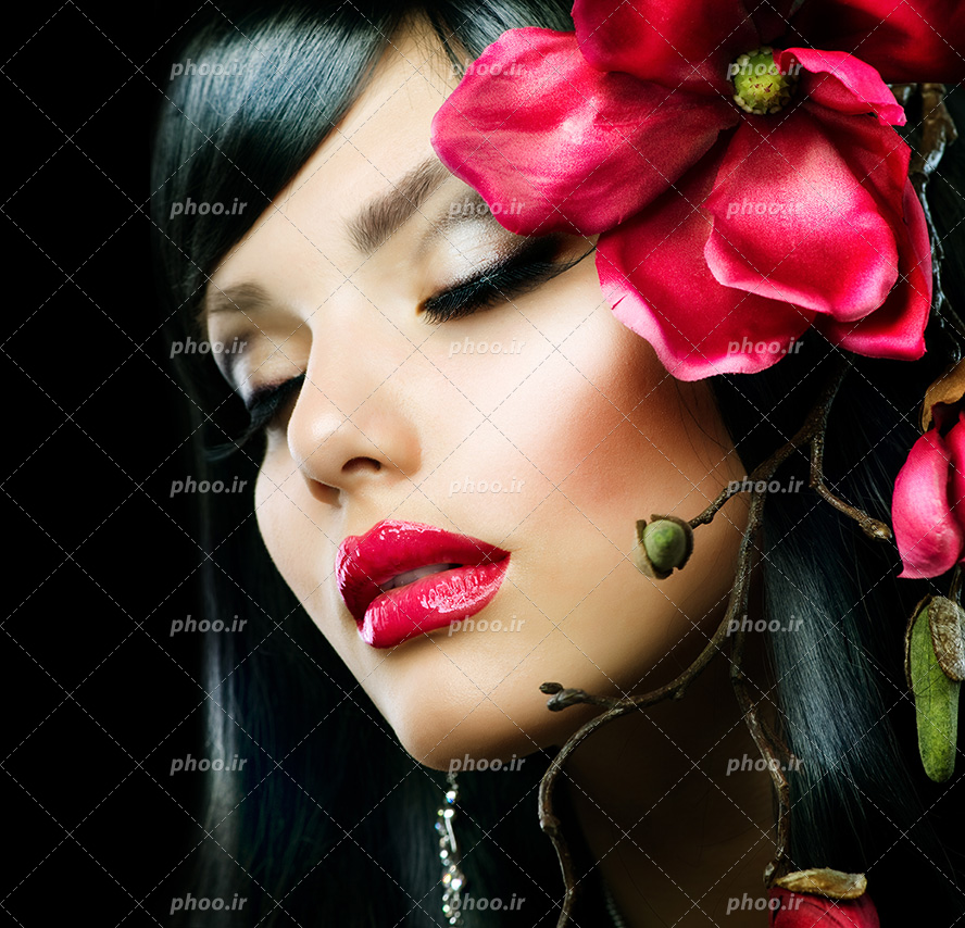 عکس با کیفیت دختر زیبا با موهای مشکی و گل قرمز ارکیده کنار چهره میکاپ شده ی او