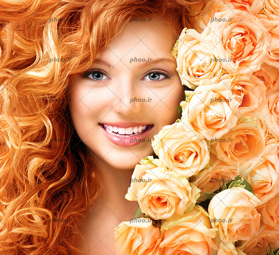 عکس با کیفیت دختر زیبا خنده رو با آرایش ملیح و موهای حالت دار طلایی با گل های رز زرد در کنار چهره او