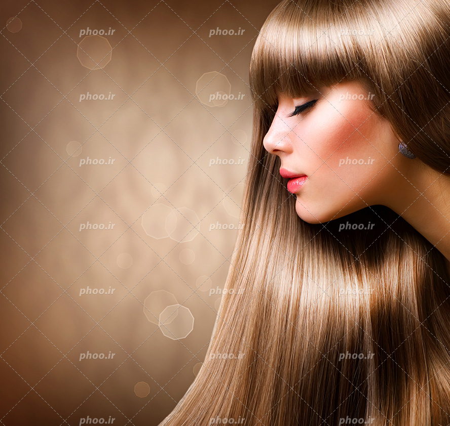 عکس با کیفیت نیم رخ میکاپ شده دختری زیبا با موهای لخت نسکافه ای رنگ
