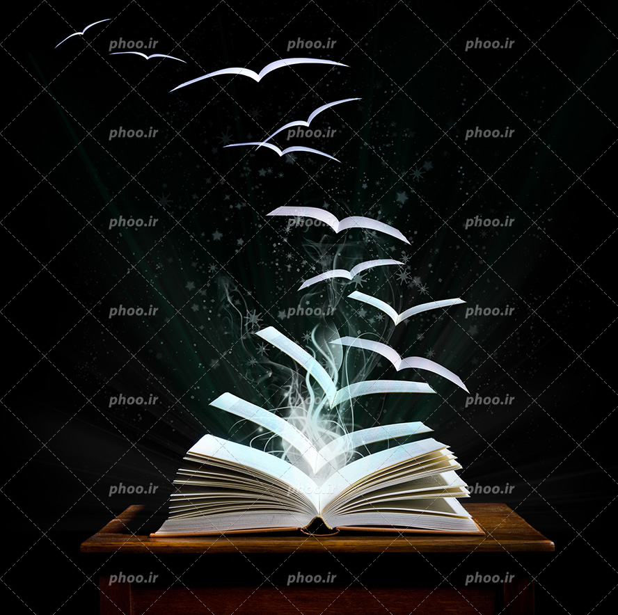 عکس با کیفیت کتاب باز نورانی بر روی میز چوبی و ورق های کتاب در حال پرواز کردن به سمت تاریکی