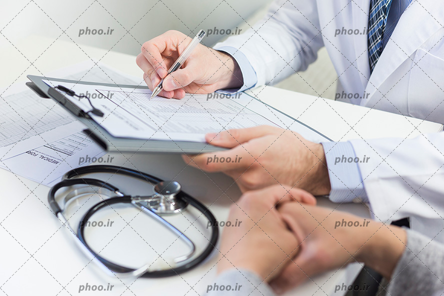 عکس با کیفیت بیمار نشسته در کنار پزشک و دکتر در حال دادن توضیحاتی در مورد بیماری به او