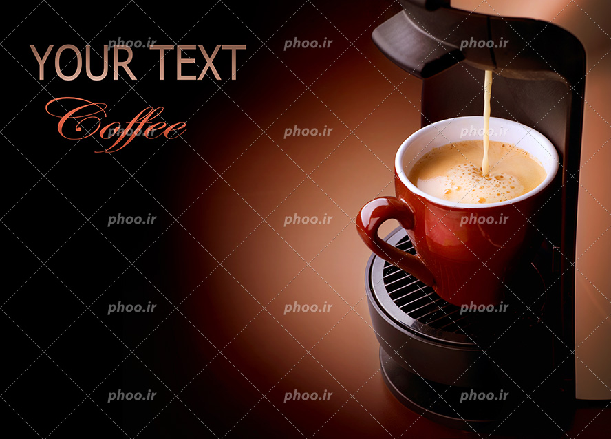 عکس با کیفیت ماگ قرمز بر روی قهوه ساز و در حال پر شدن از کاپوچینو