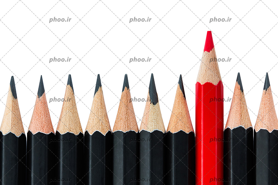 عکس با کیفیت مداد رنگی قرمز در کنار مداد مشکی های کوچکتر در پس زمینه سفید