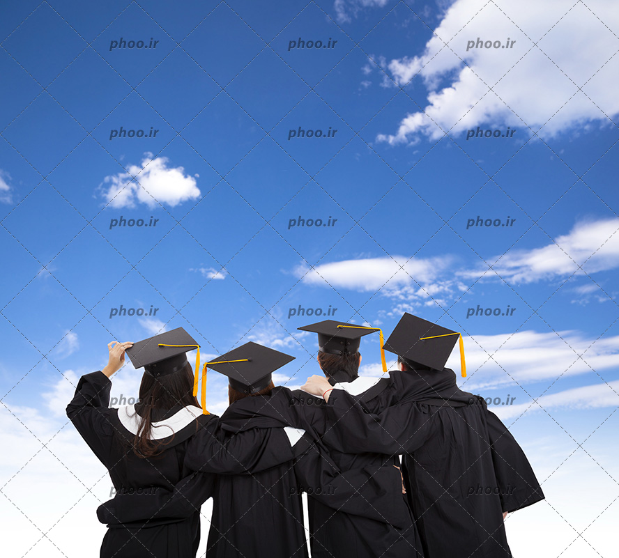 عکس با کیفیت دانشجو ها با لباس و کلاه فارغ التحصیلی در حال بغل کردن یکدیگر و نگاه کردن به آسمان