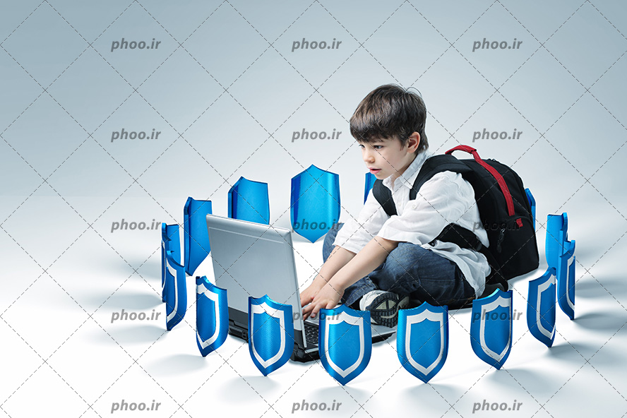 عکس با کیفیت سپر های آبی رنگ به معنی محافظت و نگهداری از کودک و سیستم و لپ تاپ او
