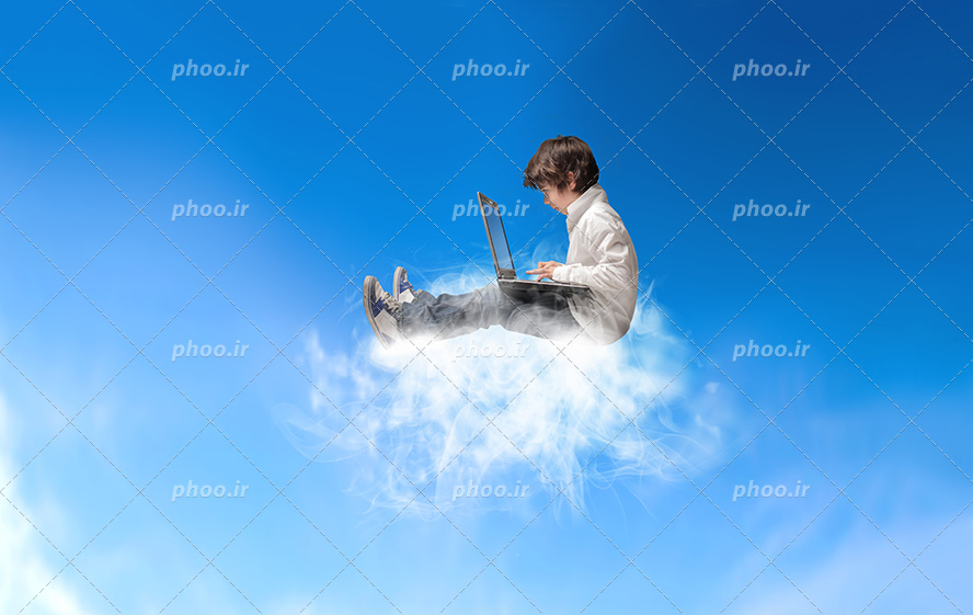 عکس با کیفیت کودک در حال کار کردن با لپ تاپ و نشسته بر روی ابر در آسمان