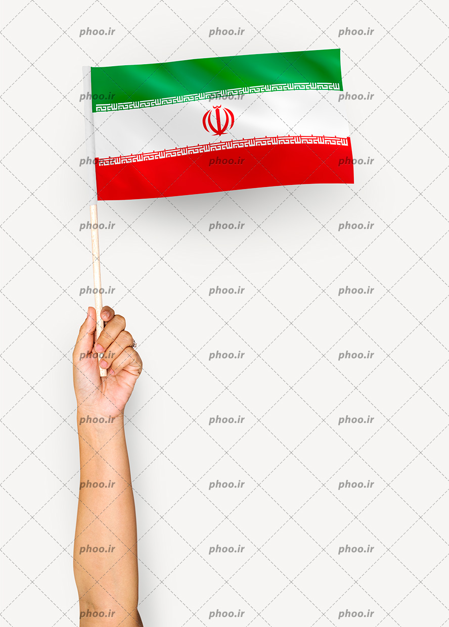 عکس با کیفیت پرچم ایران در دست مرد در پس زمینه سفید