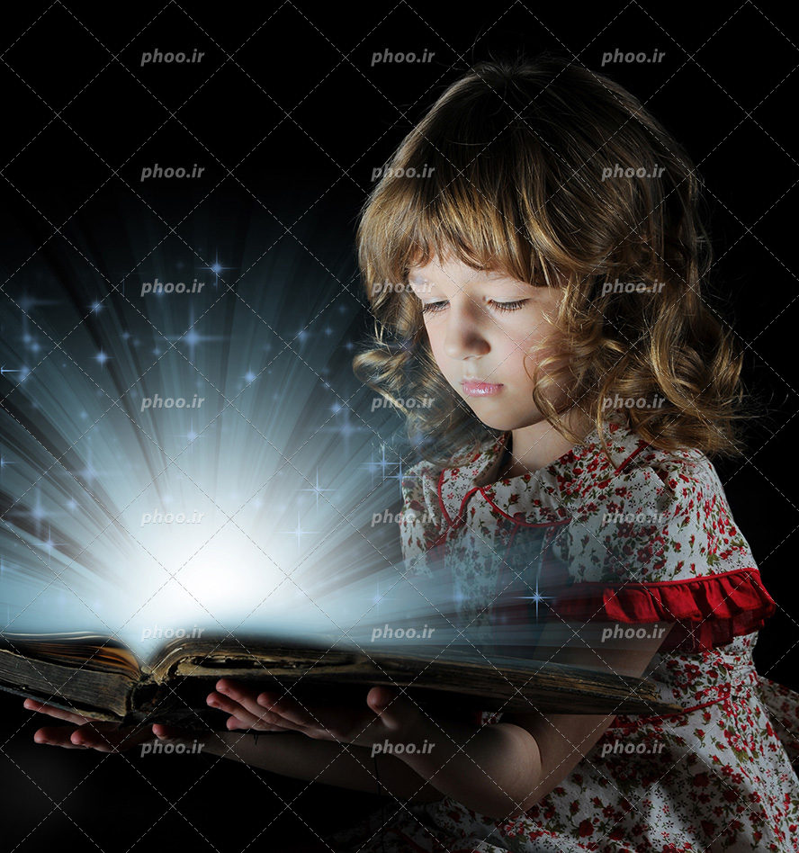 عکس با کیفیت کتاب بزرگ با صفحه های نورانی در دست دختر بچه زیبا