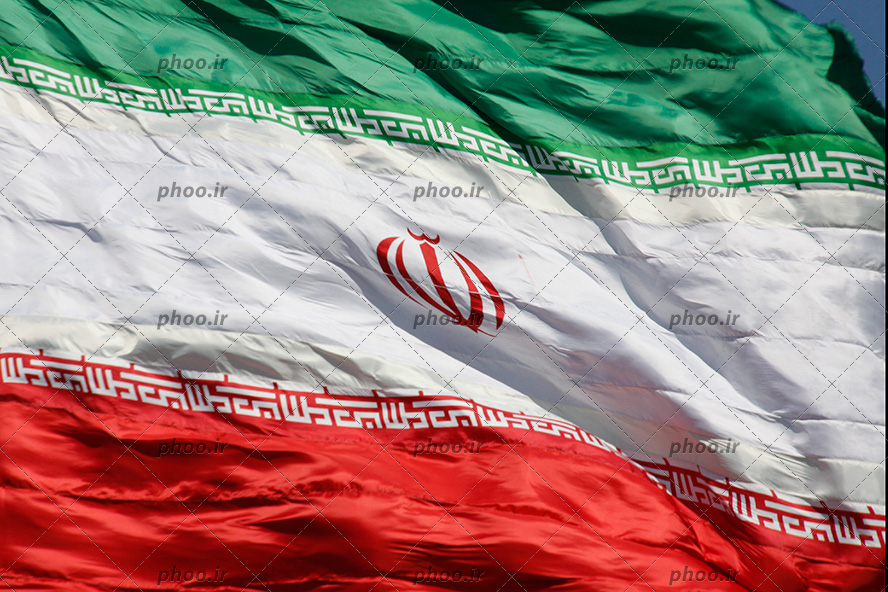 عکس با کیفیت پرچم بزرگ ایران در حال تکان خوردن بر اثر وزش باد و چین خوردن پرچم