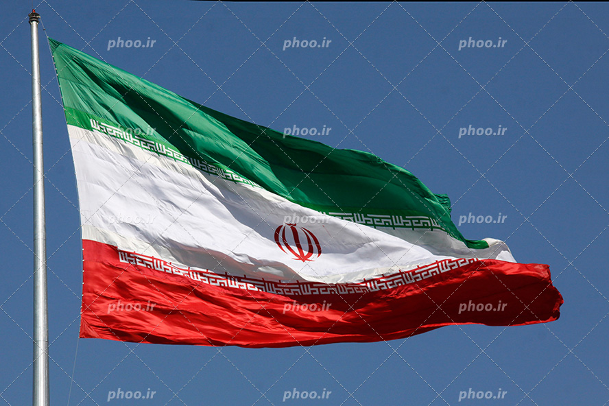 عکس با کیفیت پرچم ایران همراه با میله ی سفید رنگ در آسمان