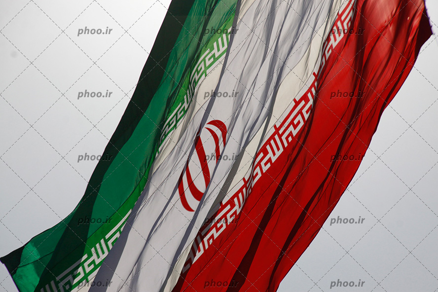عکس با کیفیت پرچم ایران آویزان شده و پس زمینه به رنگ خاکستری روشن