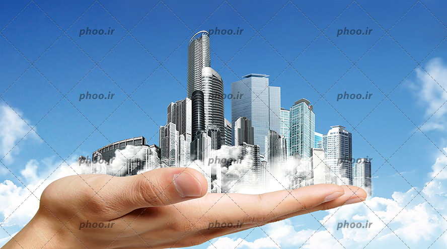 عکس با کیفیت برج های بزرگ بزرگ در کنار یکدیگر بر روی دست مرد و پس زمینه آسمان آبی