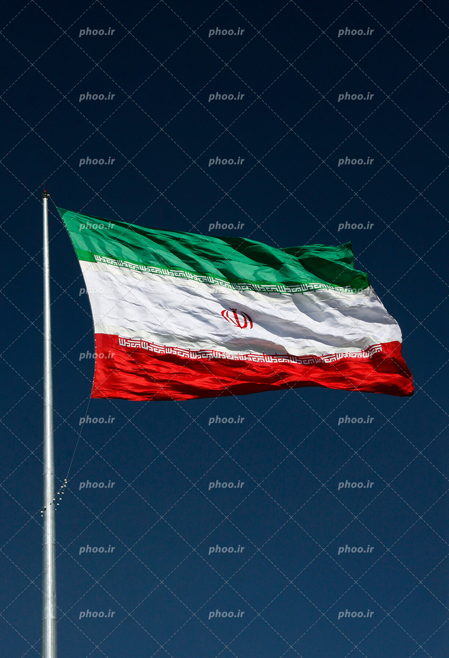 عکس با کیفیت آسمان شب و پرچم ایران وصل به میله سفید