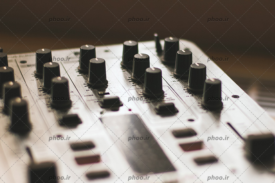 عکس با کیفیت میکسر صدا و آهنگ دی جی برای کنترل و تنظیم صداها در استودیو