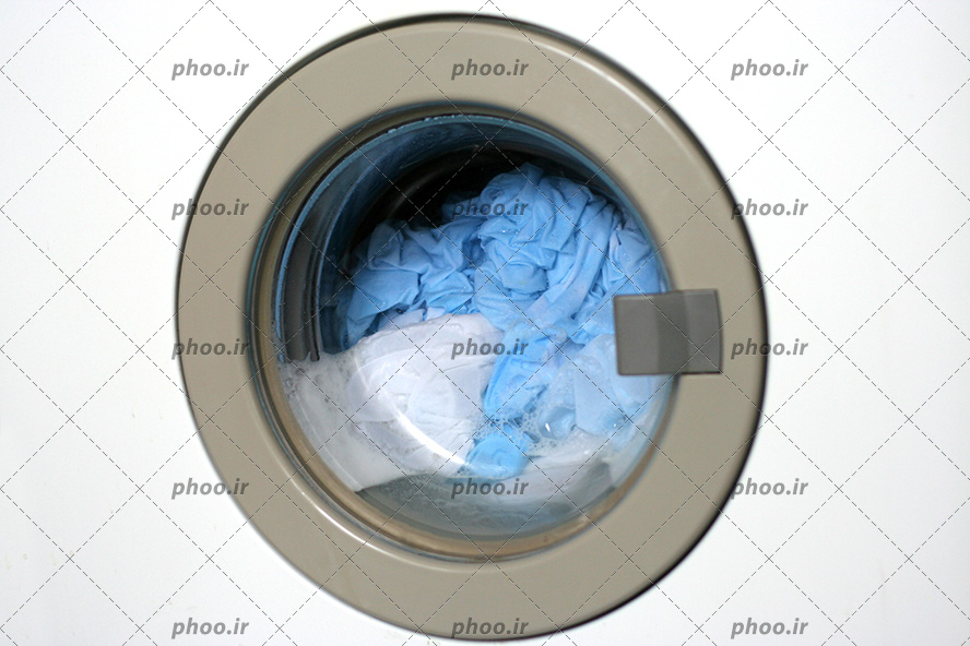 عکس با کیفیت لباس های کثیف در لباسشویی در پس زمینه سفید