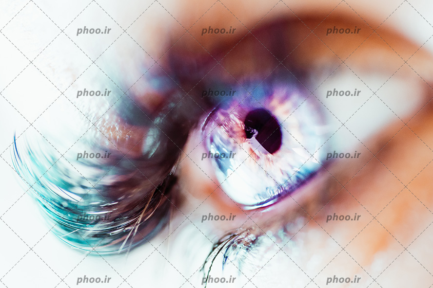 عکس با کیفیت چشم از نمای نزدیک با لنز به رنگ بنفش