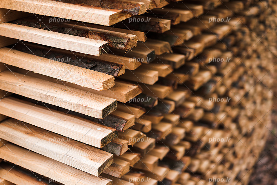 عکس با کیفیت الوار های چوبی مستطیل شکل مرتفع چیده شده در کنار یکدیگر