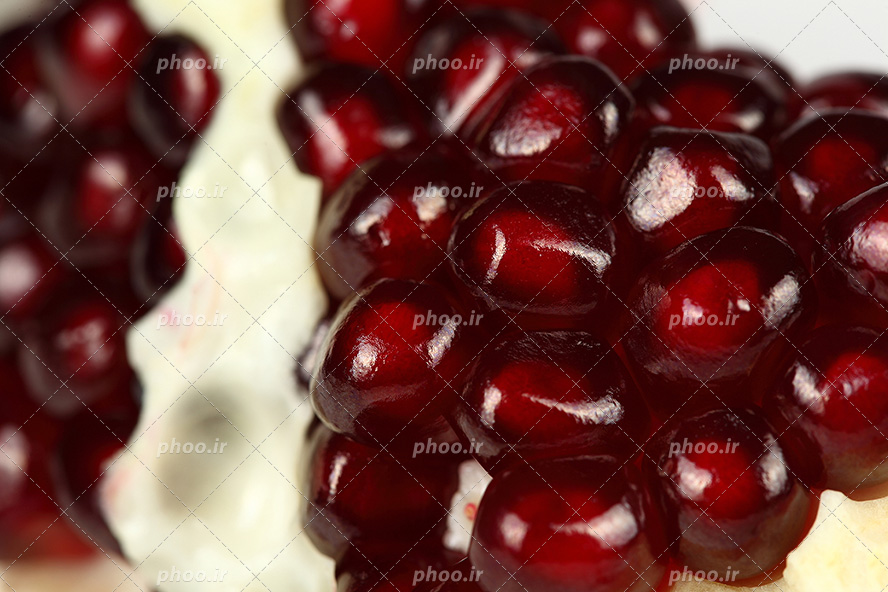 عکس با کیفیت نمای نزدیک از انار های دانه یاقوتی زیبا و قرمز