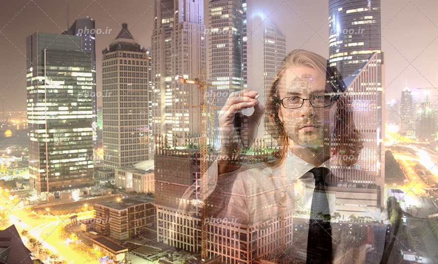 عکس با کیفیت برج ها و ساختمان های مرتفع و تصویر محو شده مرد در گوشه تصویر