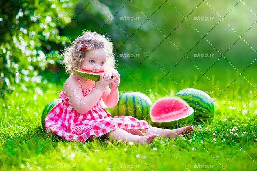 عکس با کیفیت هندوانه های سالم و قرمز در کنار دختر بچه زیبا و کودک در حال خوردن هندوانه