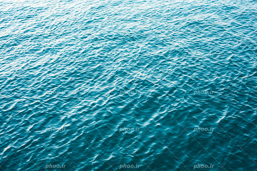 عکس با کیفیت دریای آبی با موج های به وجود آمده به دلیل وزش باد