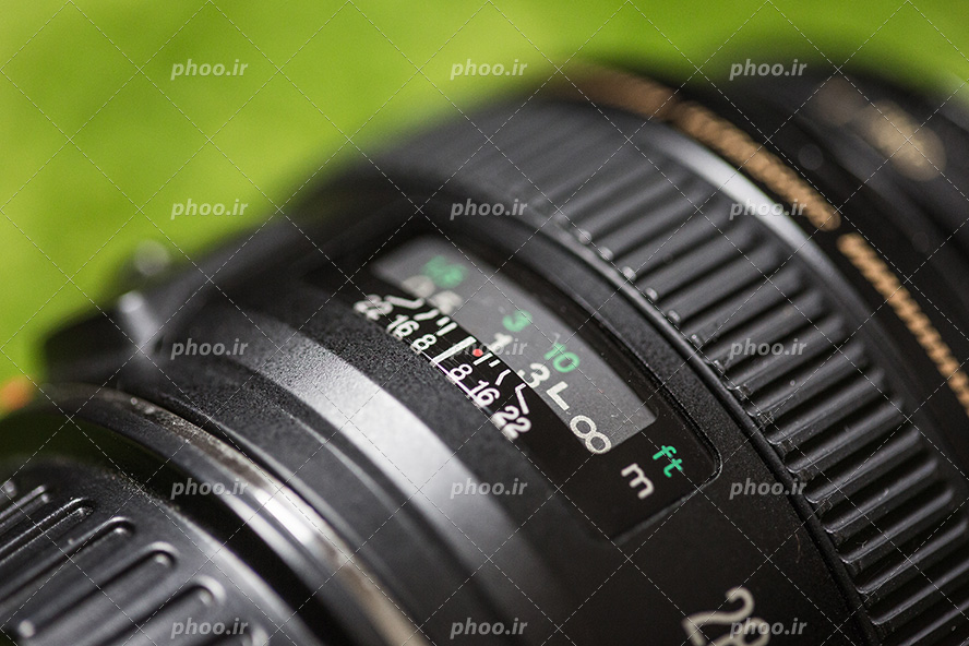 عکس با کیفیت لنز دوربین از نمای بسیار نزدیک در پس زمینه سبز