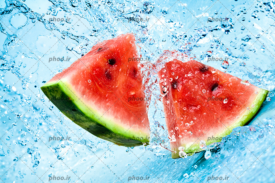 عکس با کیفیت دو قاچ هندوانه در حال غرق شدن در آب