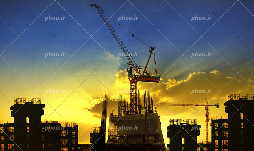 عکس با کیفیت ساختمان های در حال ساخت و تاورکرین در کنارش و آسمان زیبا در حال طلوع