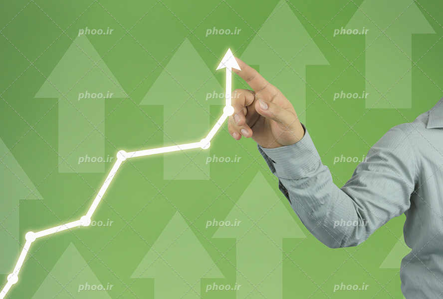 عکس با کیفیت مرد در حال نشان دادن رشد اقتصادی و کسب و کار با انگشت در نمودار