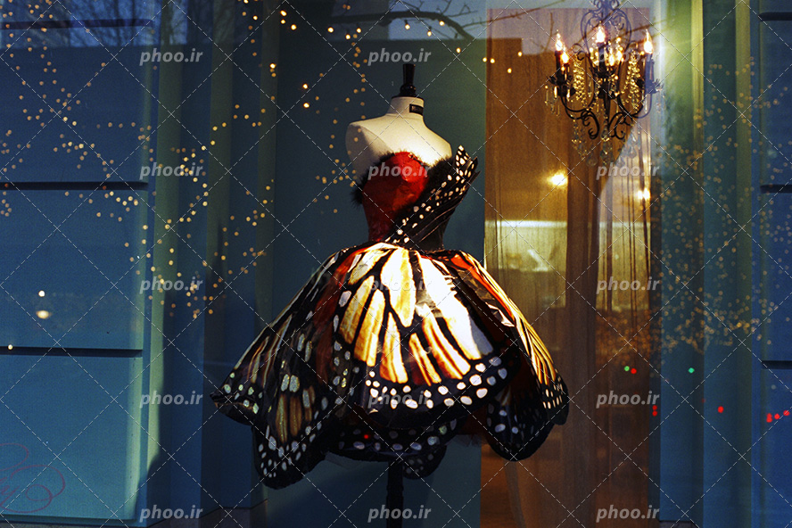 عکس با کیفیت لباس زیبا پروانه ای در تن مانکن پشت ویترین مزون لباس