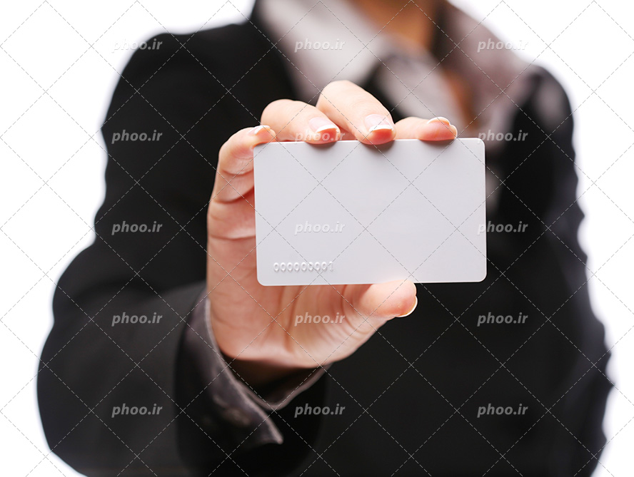 عکس با کیفیت کارت یا موکاپ در دست زن با کت و شلوار مشکی