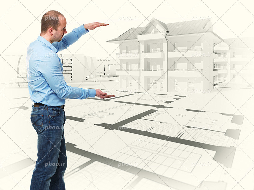 عکس با کیفیت مرد مهندس در حال اندازه گرفتن ساختمان با دو دست خود و ایستاده بر روی نقشه ی ساختمان
