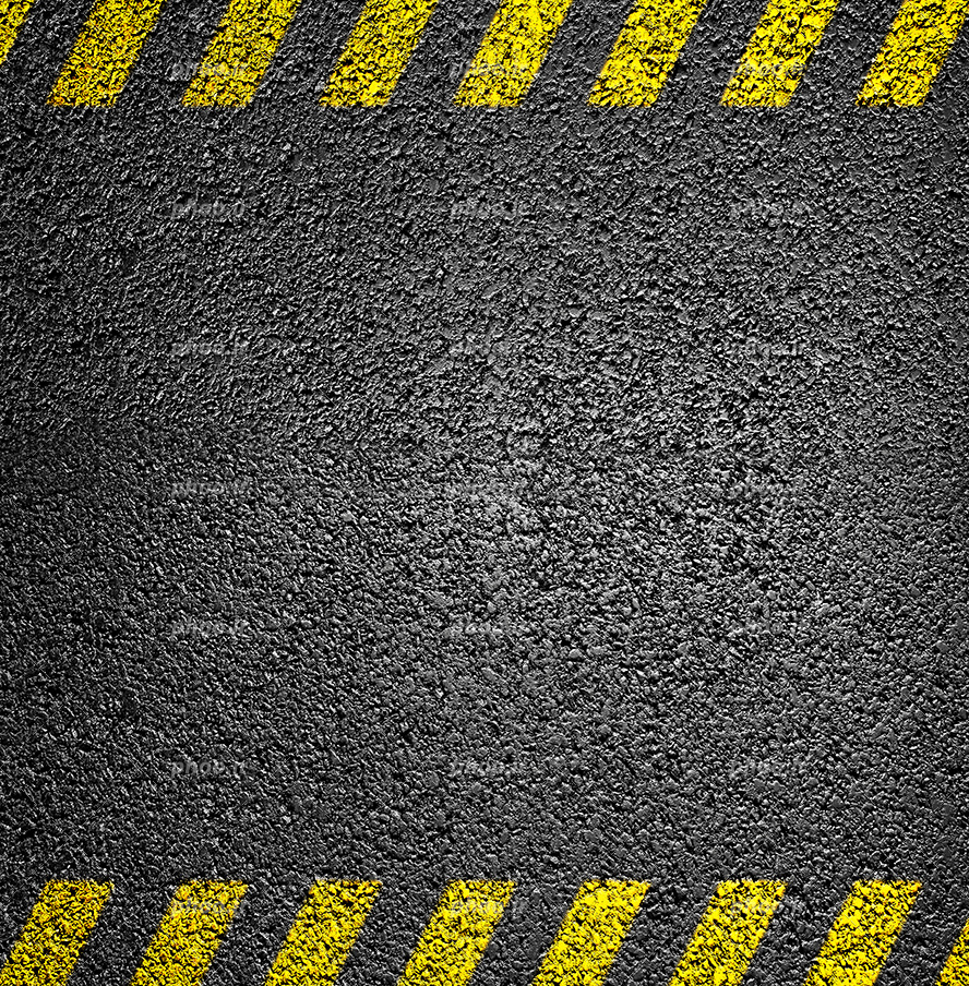 عکس با کیفیت منحصربفرد زمین آسفالت با خط های مورب زرد رنگ در کنار جاده