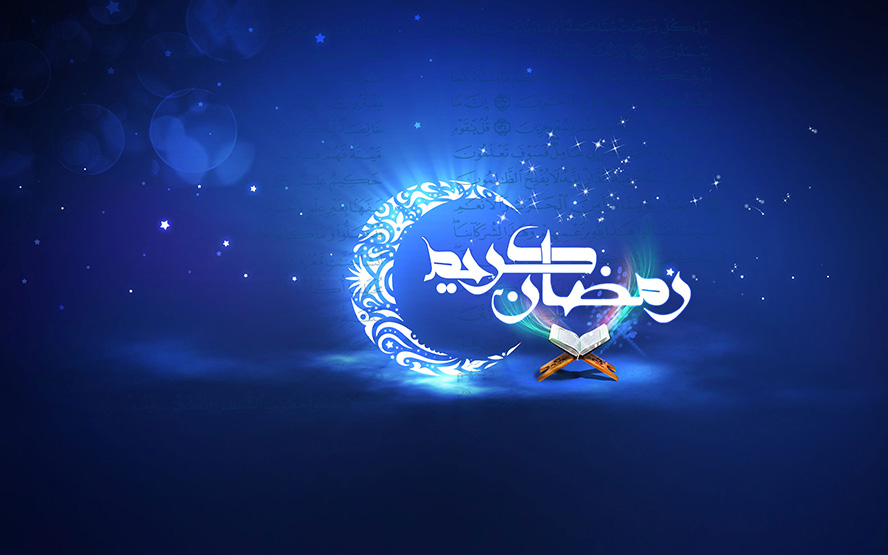 عکس با کیفیت طرح یا پوستر ماه رمضان ماه سفید متشکل از نقوش زیبا در کنار رحل قرآن و ومتن رمضان کریم در بالای آن و پس زمینه سرمه ای و ستاره های درخشان در وسط تصویر