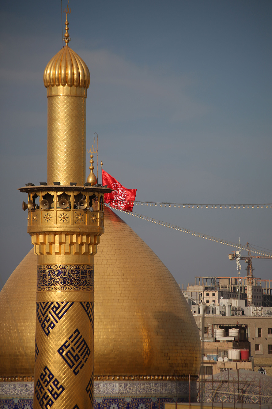 عکس با کیفیت طرح یا پوستر حرم مطهر حضرت عباس (ع) گنبد و گلدسته طلایی حضرت عباس و پرچم قرمز بر روی گنبدو پس زمینه آسمان