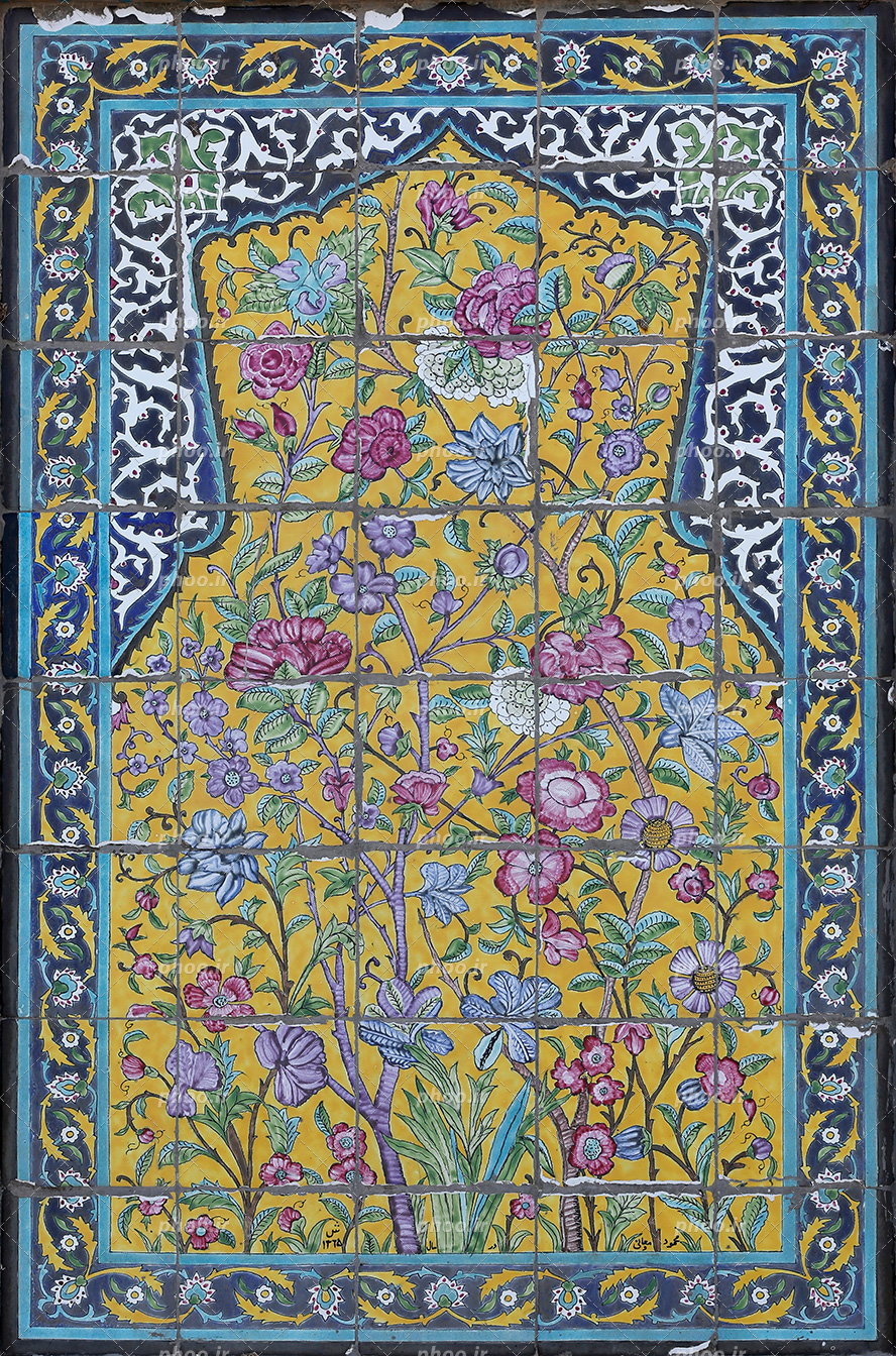عکس با کیفیت کاشی ها شبیه به قاب تزئین شده با گل مرغ و خطوط اسلیمی