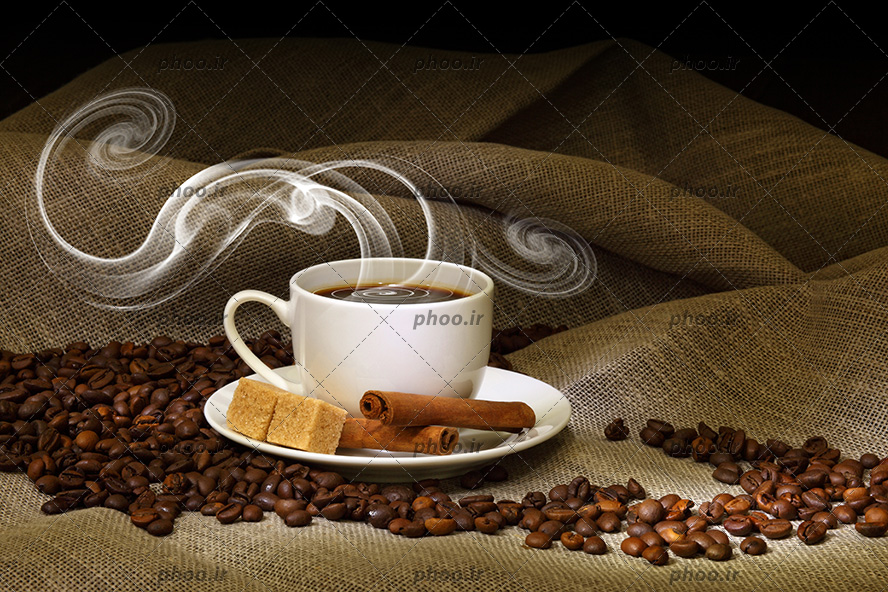 طرق جانبية للتلوث أي واحدة  عکس با کیفیت فنجان قهوه داغ همراه با بخار در کنار دانه های قهوه قرار گرفته  بر روی پارچه کنفی – عکس با کیفیت و تصاویر استوک حرفه ای