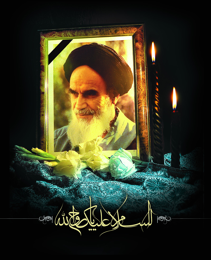 عکس با کیفیت تصویر چهره ی امام خمینی (ره) در قاب و شمع های روشن در کنار قاب به همراه گل های سفید