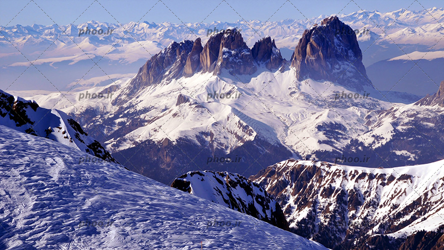 عکس با کیفیت کوه ها و قله های مرتفع سفید پوش شده توسط برف