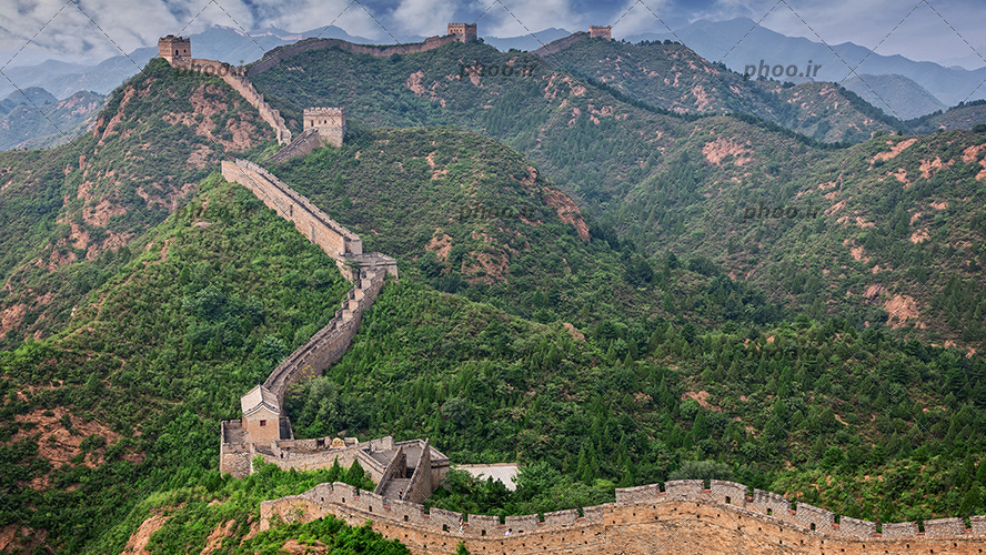 عکس با کیفیت دیوار بزرگ چین و طبیعت سرسبز در اطراف از نمای دور