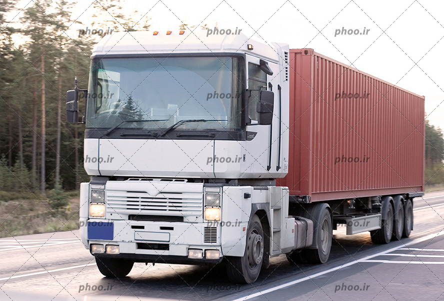 عکس یک کامیون باربری در جاده