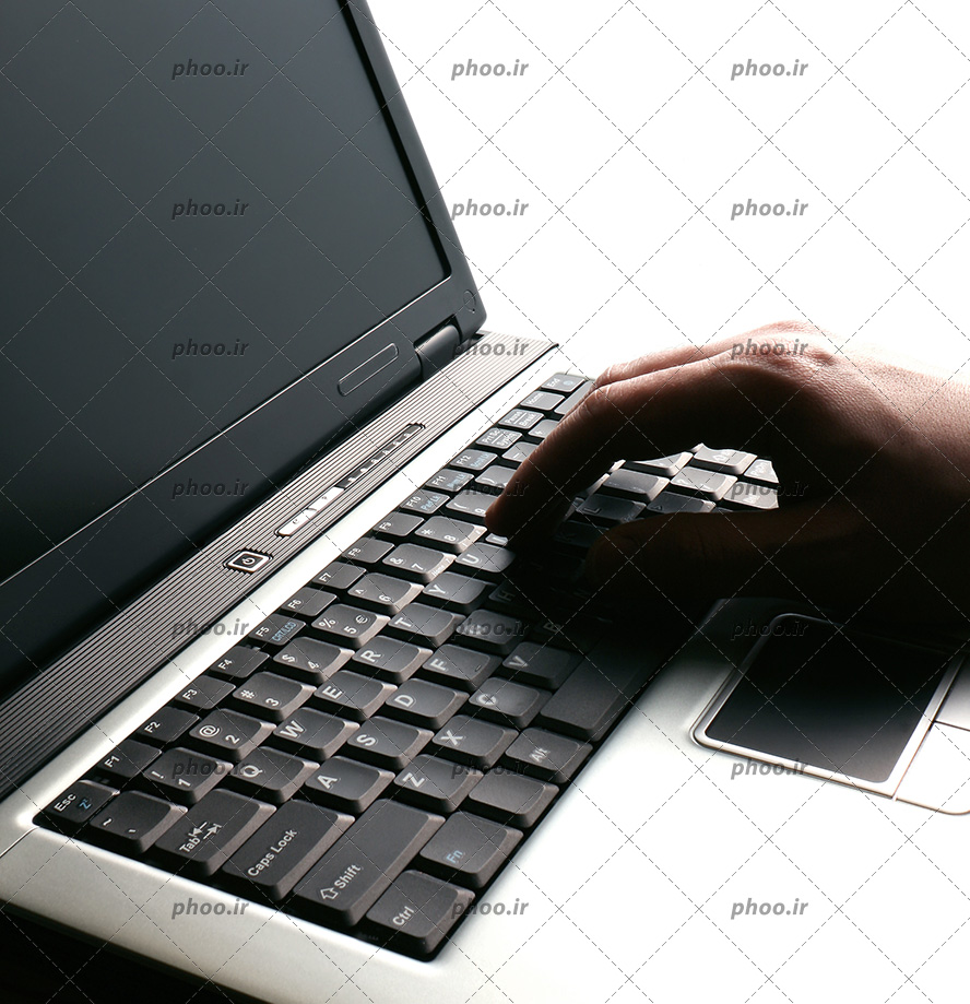 عکس یک لپ تاپ خاموش و دستی در حال روشن کردن آن